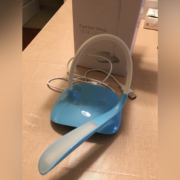 ONEFIRE Fashion wind LED desk light with USB - Picture 6 of 9
